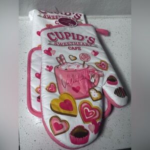 Cupid's Sweetheart Cafe Oven Mitt Set
